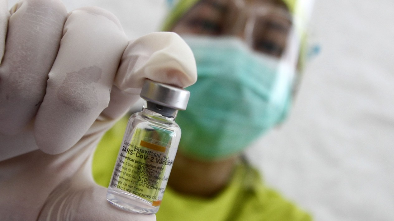 Penyuntikan Vaksinasi Covid-19 Untuk Tenaga Medis