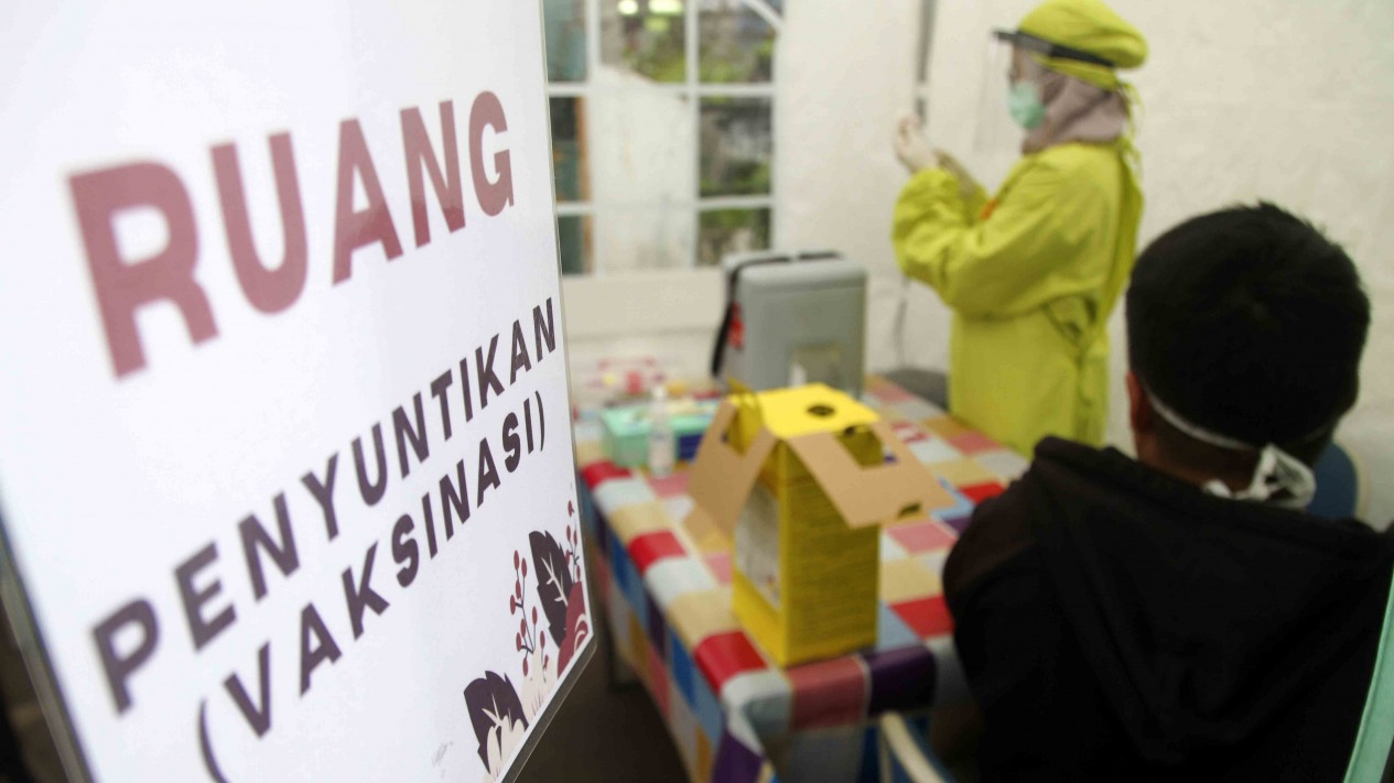 Penyuntikan Vaksinasi Covid-19 Untuk Tenaga Medis