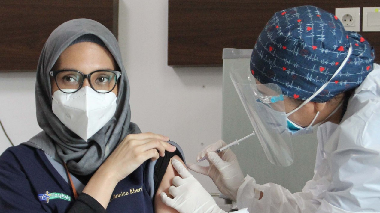 Reaksi Tenaga Kesehatan saat Divaksin