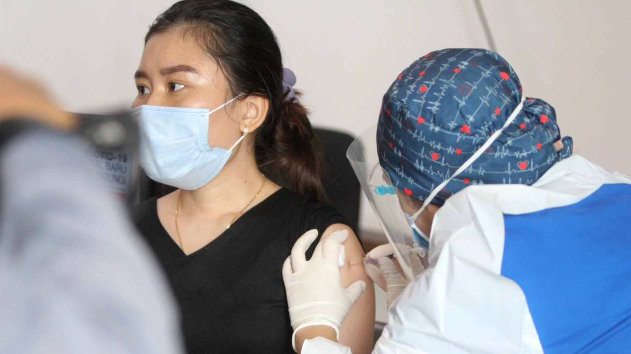 Reaksi Tenaga Kesehatan saat Divaksin