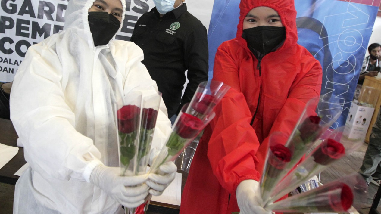 Valentine, Pewarta Foto Bagikan Mawar Kepada Nakes