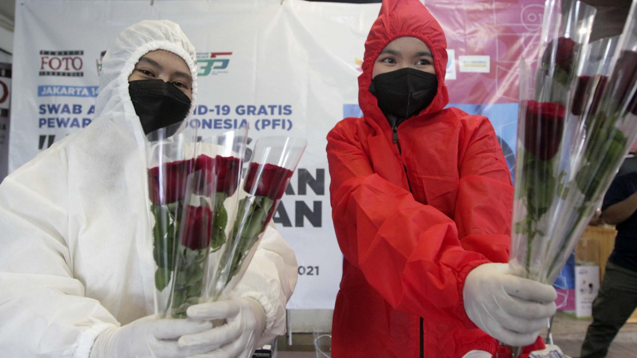 Valentine, Pewarta Foto Bagikan Mawar Kepada Nakes