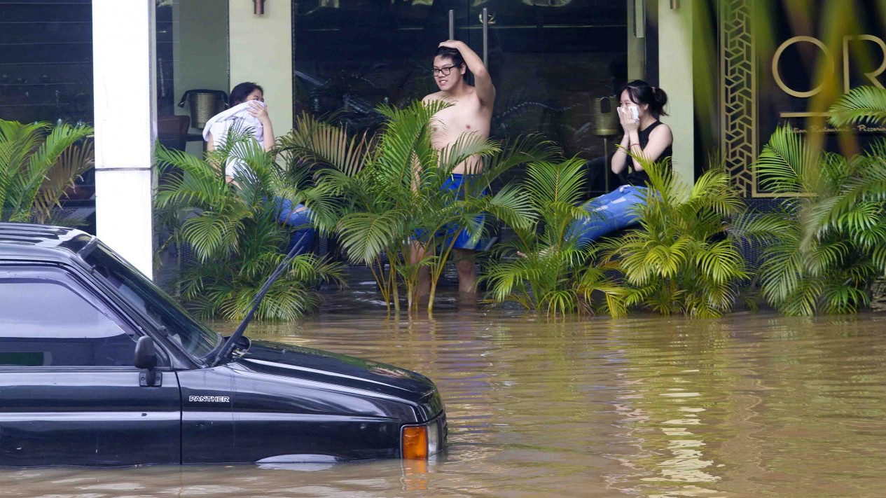 Wisatawan Asing Kena Banjir di Kemang