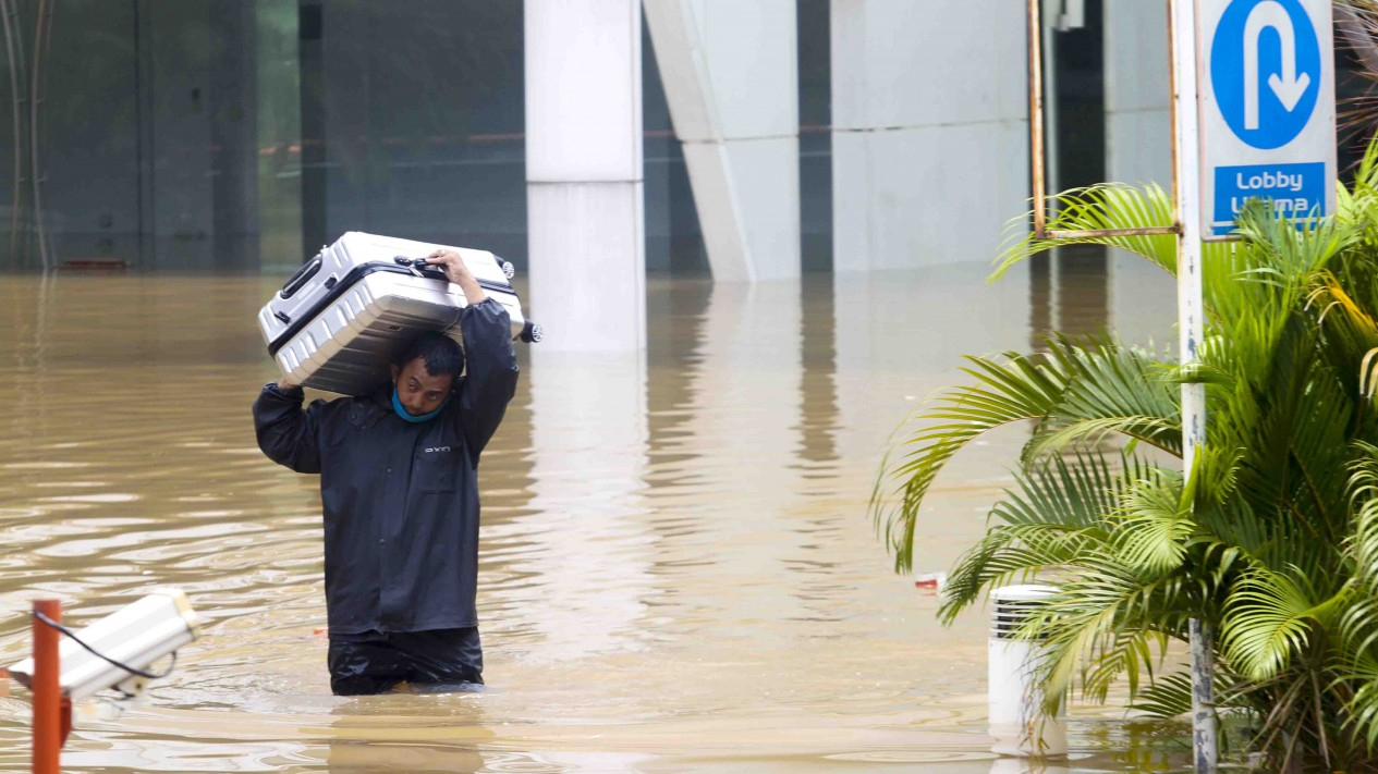 Wisatawan Asing Kena Banjir di Kemang