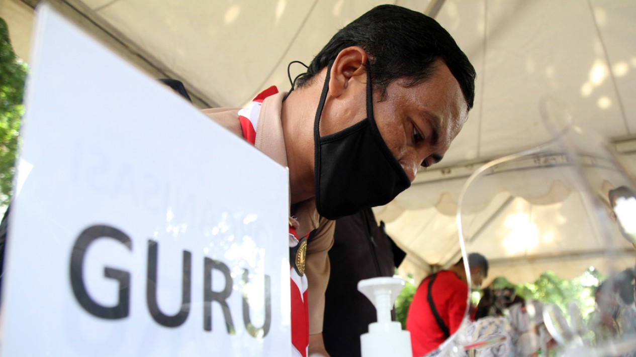 Ratusan Guru Divaksin