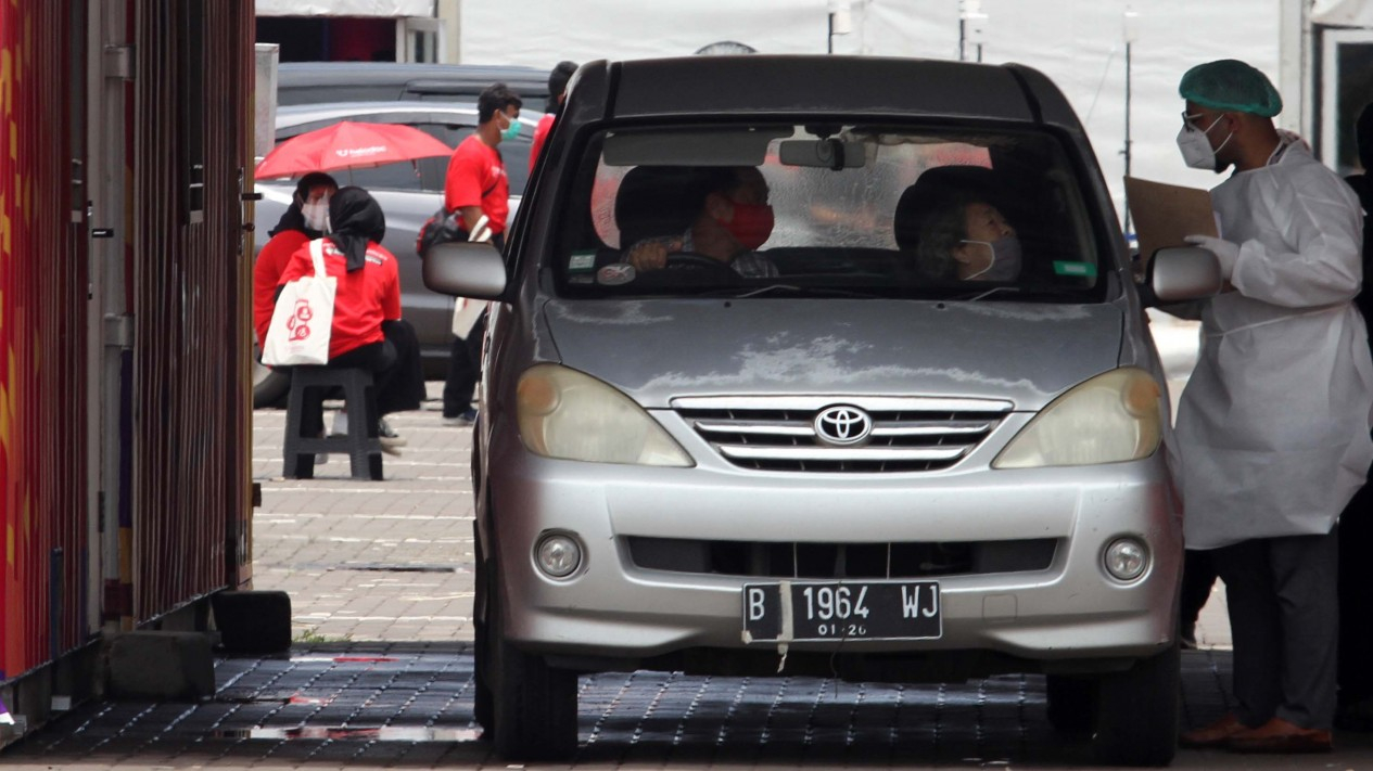 Layanan Drive Thru Vaksin untuk Lansia