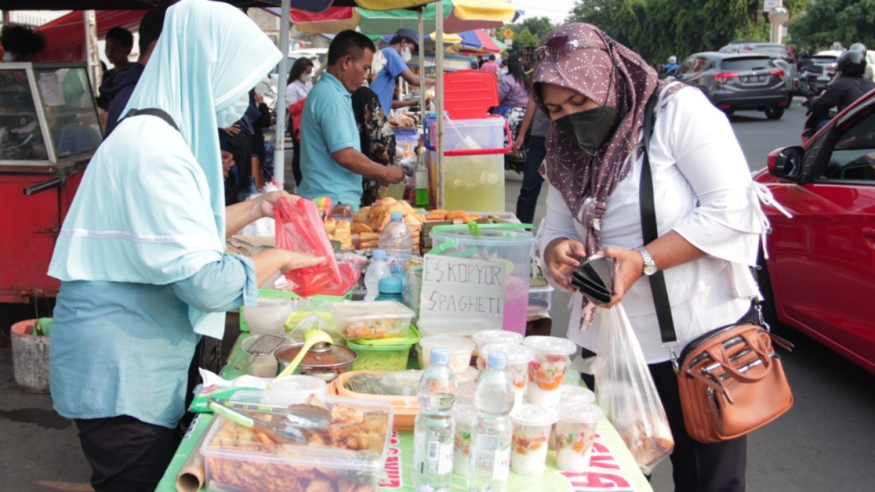 Berburu Takjil di Jalan Panjang Jakarta Barat