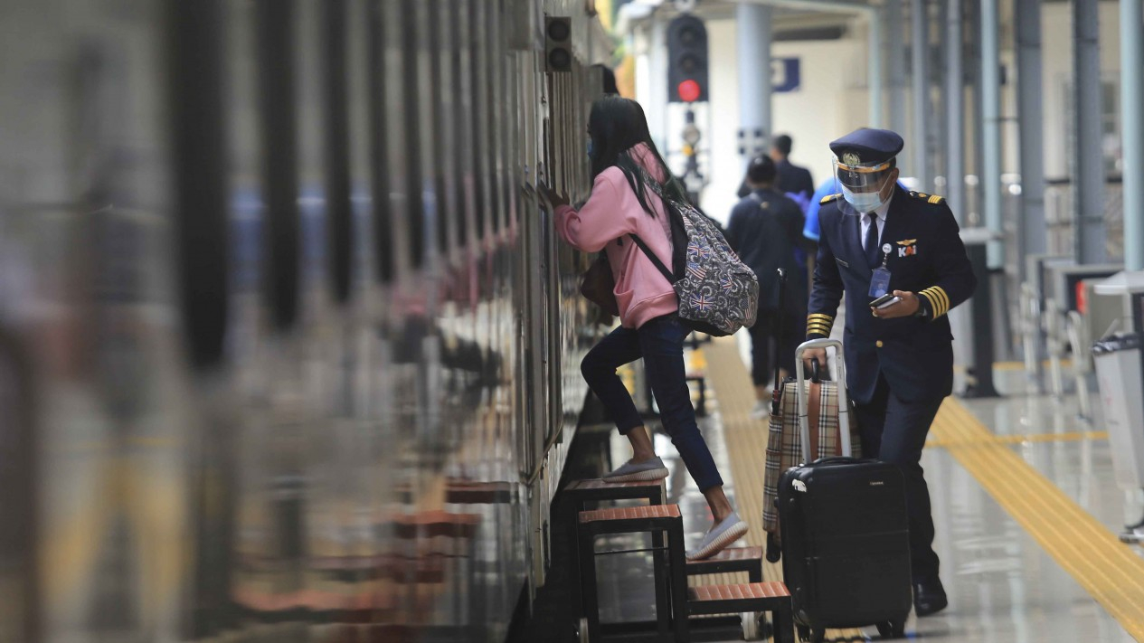 Pemudik di Stasiun Senen Melonjak