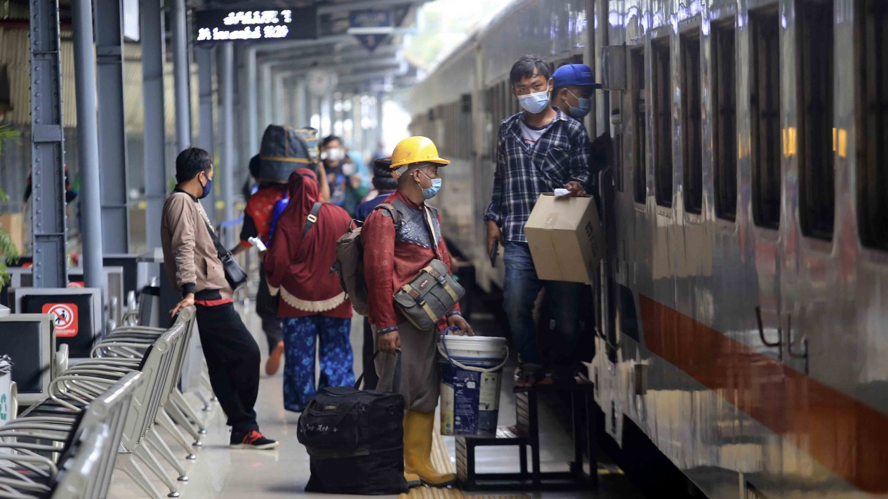 Pemudik di Stasiun Senen Melonjak