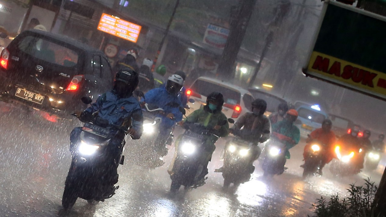 Hujan Datang, Pengendara Dihimbau Selalu Hati-hati