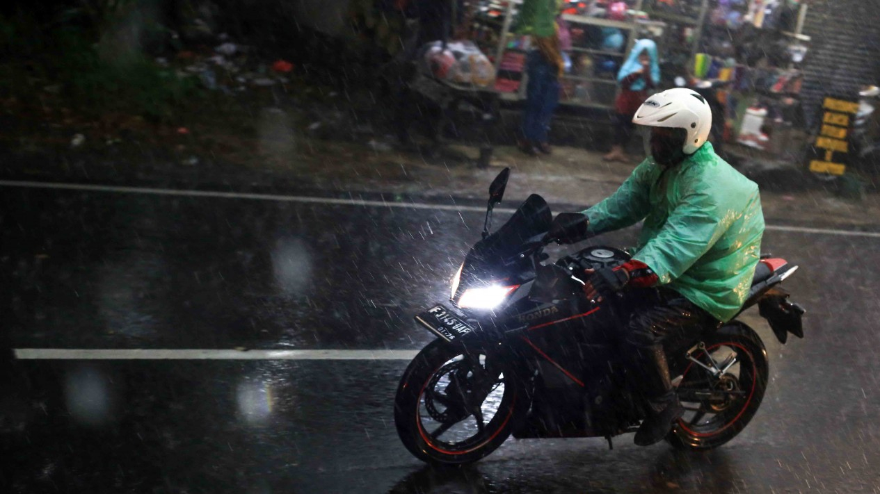 Hujan Datang, Pengendara Dihimbau Selalu Hati-hati