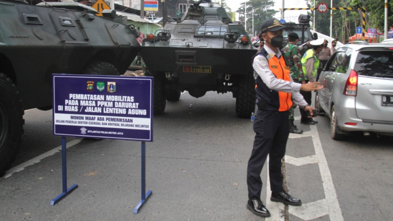 Macet Akibat Penyekatan PPKM Darurat di Lenteng Agung