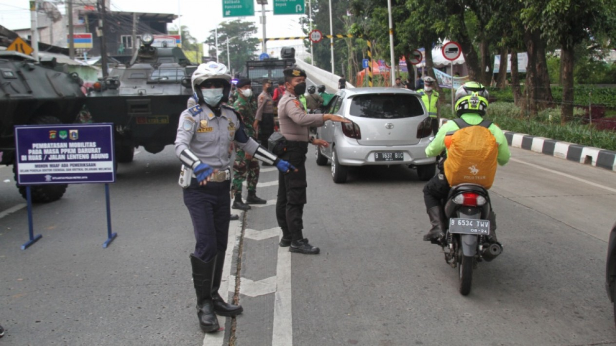 Macet Akibat Penyekatan PPKM Darurat di Lenteng Agung