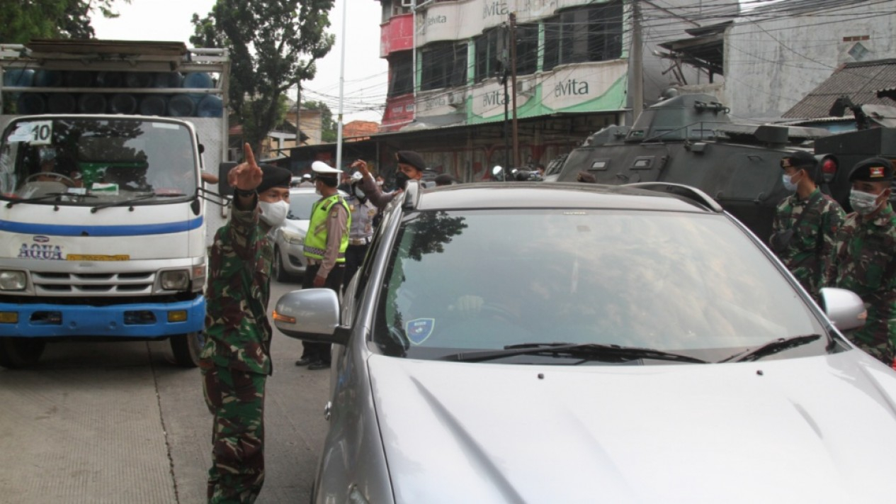 Macet Akibat Penyekatan PPKM Darurat di Lenteng Agung