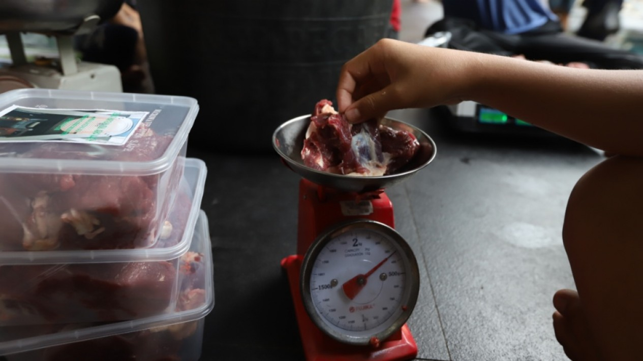 Taati Prokes, Petugas Pembagian Daging Datangi Rumah Warga