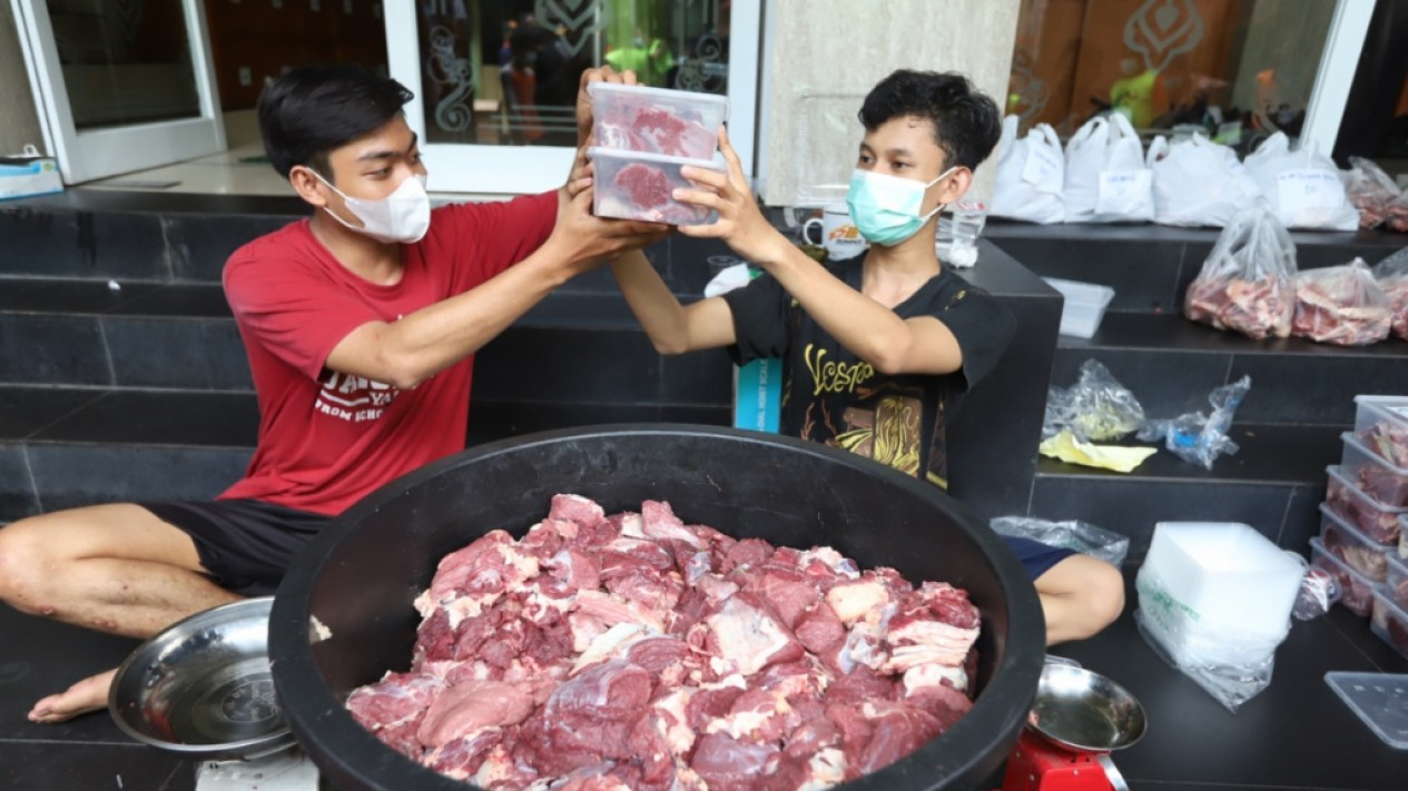 Taati Prokes, Petugas Pembagian Daging Datangi Rumah Warga