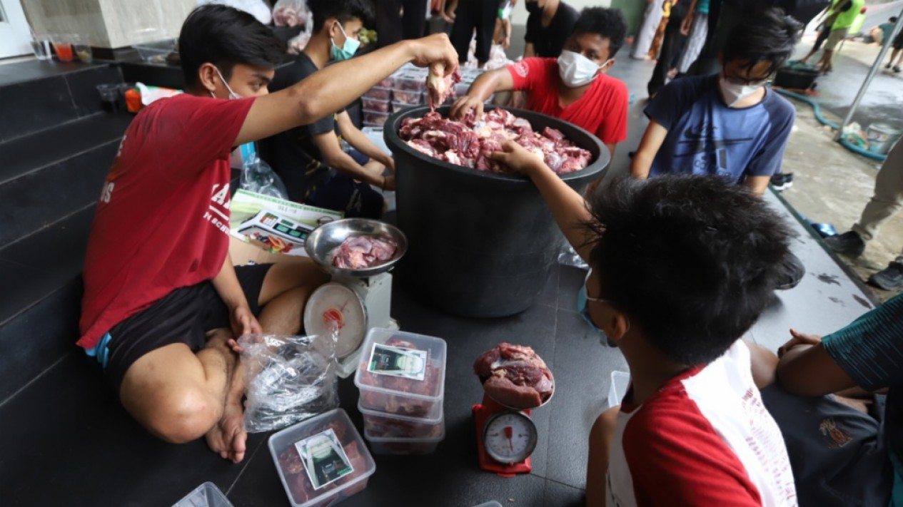Taati Prokes, Petugas Pembagian Daging Datangi Rumah Warga