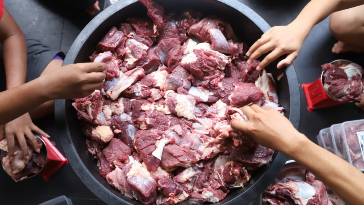 Taati Prokes, Petugas Pembagian Daging Datangi Rumah Warga