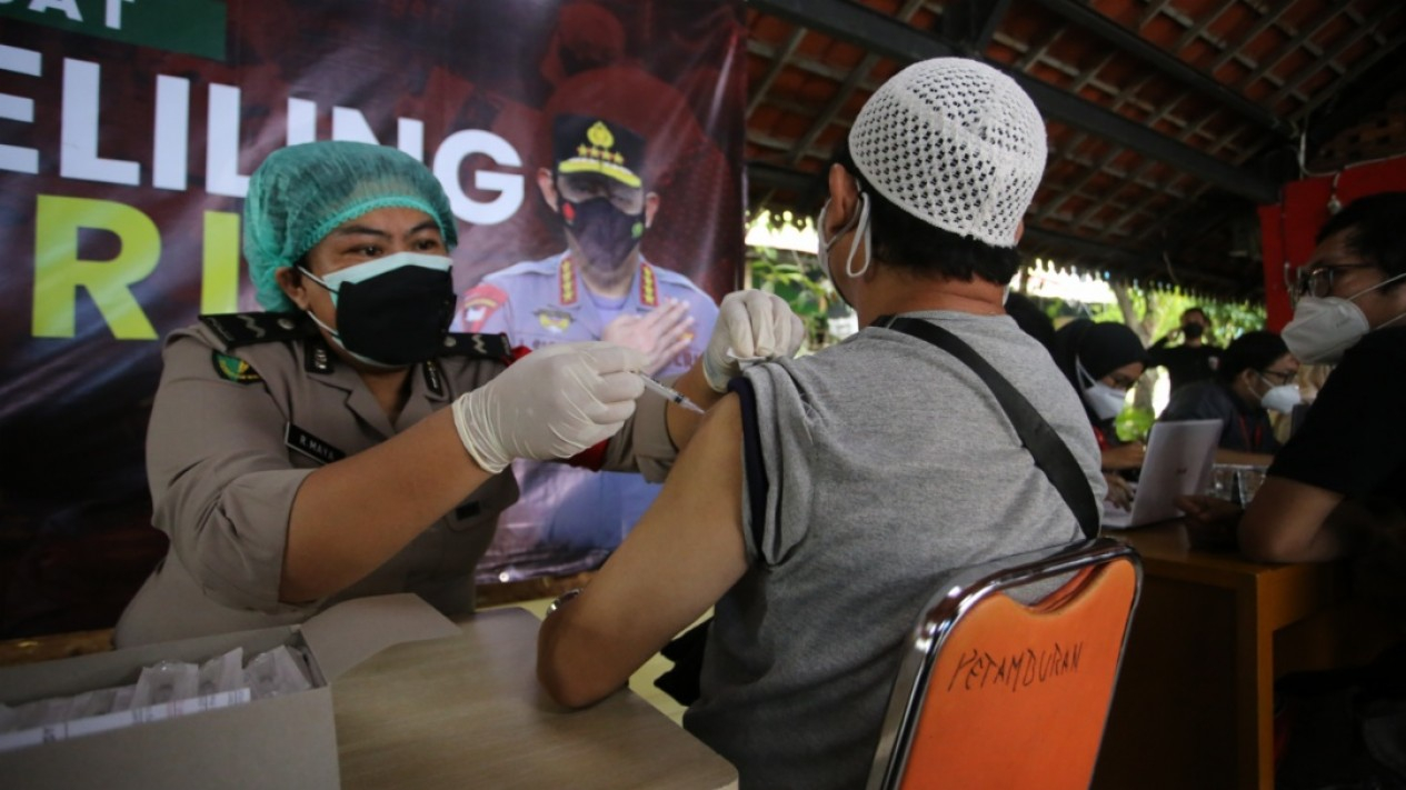 Vaksinasi Keliling Ala TNI-Polri di Petamburan