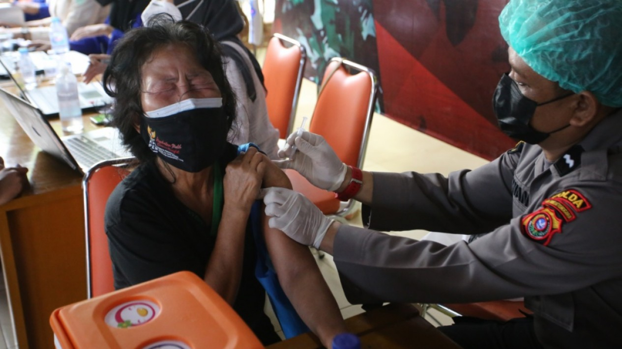 Vaksinasi Keliling Ala TNI-Polri di Petamburan