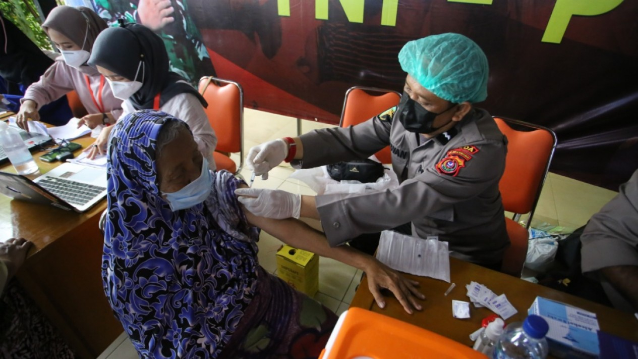Vaksinasi Keliling Ala TNI-Polri di Petamburan