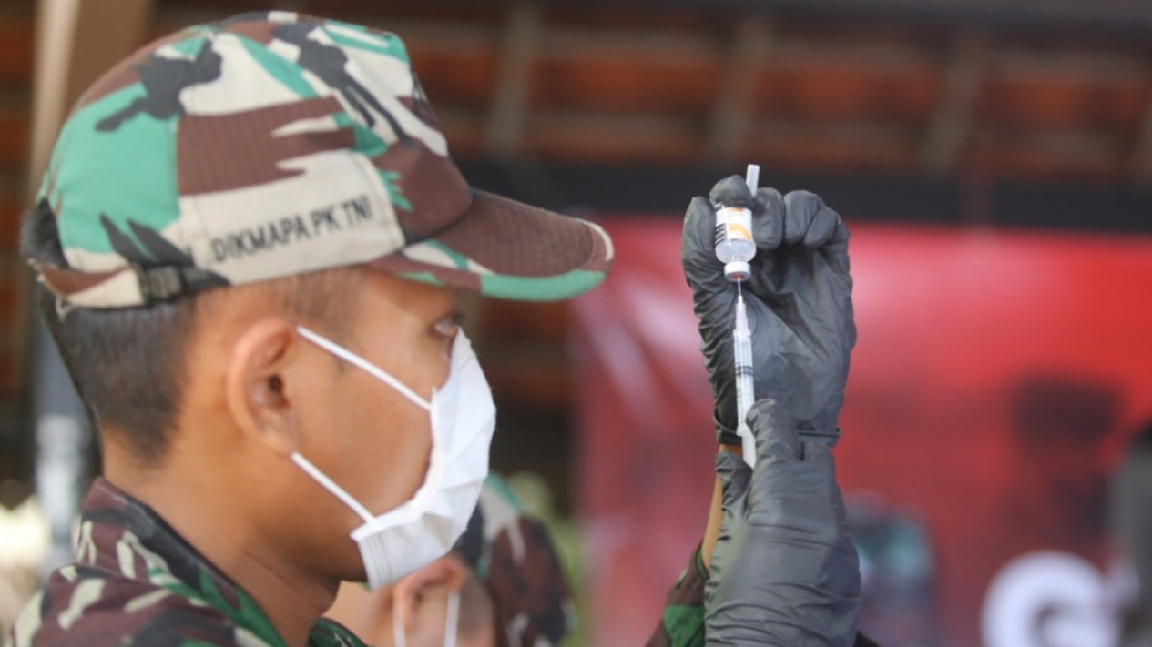 Vaksinasi Keliling Ala TNI-Polri di Petamburan