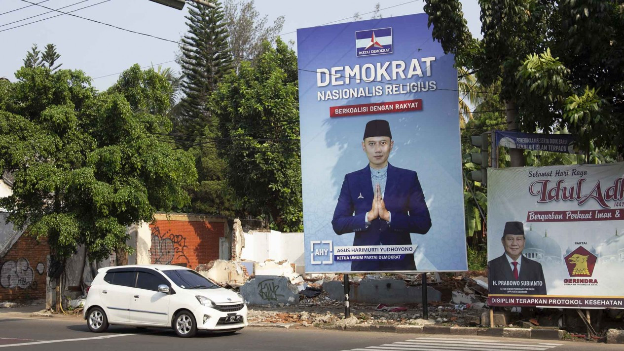 Baliho Ketum Partai Bertaburan saat Pandemi Covid-19