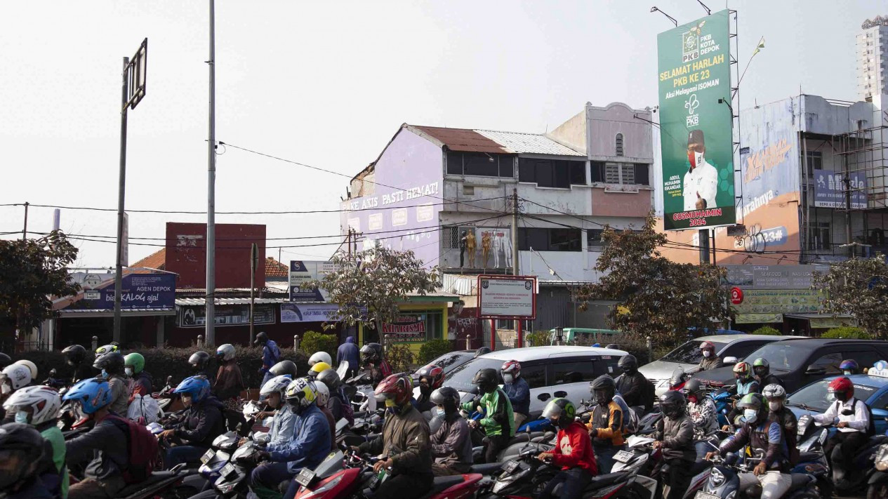 Baliho Ketum Partai Bertaburan saat Pandemi Covid-19