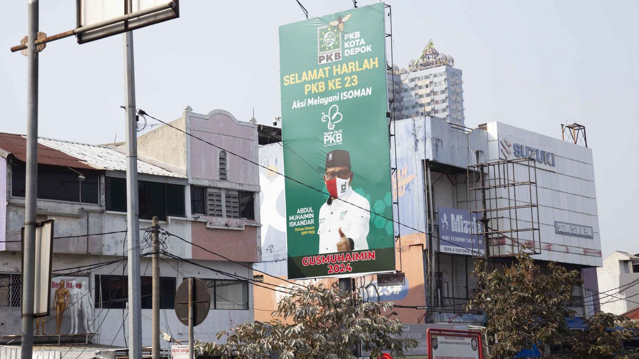 Baliho Ketum Partai Bertaburan saat Pandemi Covid-19