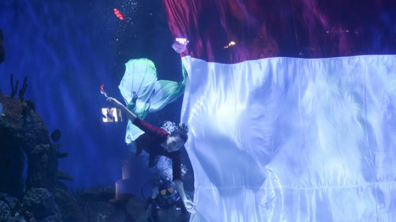 Pengibaran Bendera Merah Putih Raksasa di Jakarta Aquarium