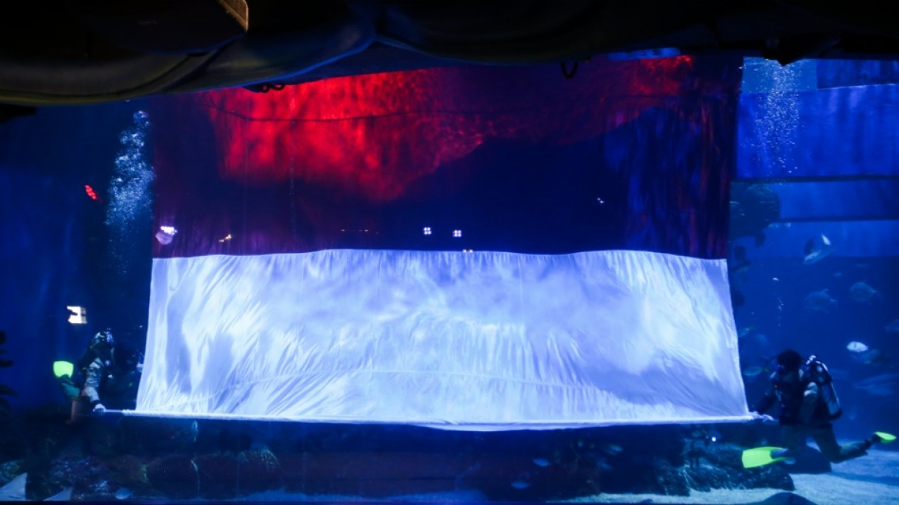 Pengibaran Bendera Merah Putih Raksasa di Jakarta Aquarium