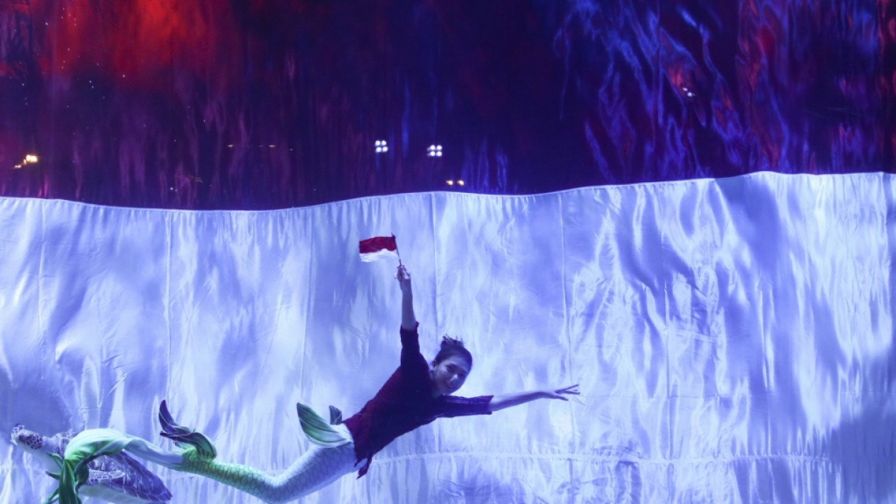 Pengibaran Bendera Merah Putih Raksasa di Jakarta Aquarium