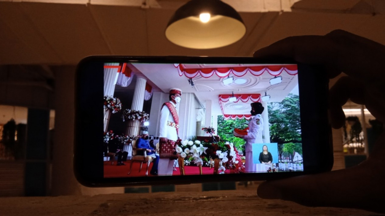 Pandemi, Masyarakat Saksikan Upacara HUT RI Secara Daring