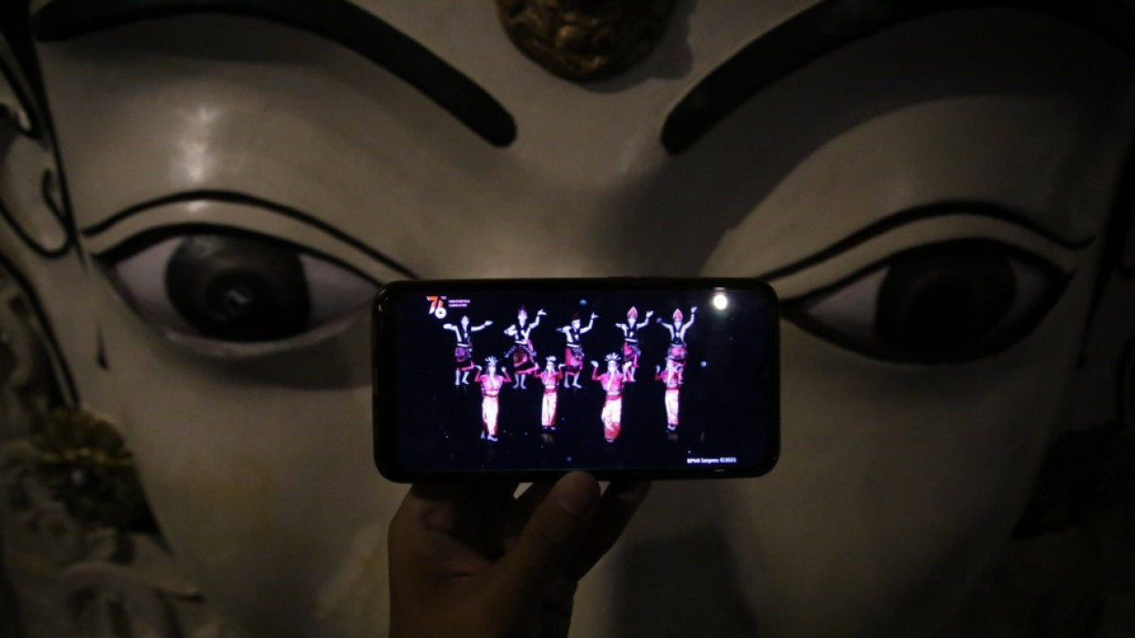 Pandemi, Masyarakat Saksikan Upacara HUT RI Secara Daring