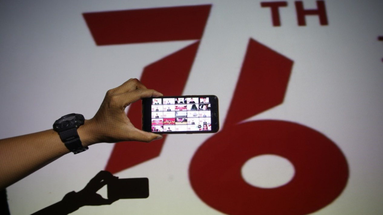 Pandemi, Masyarakat Saksikan Upacara HUT RI Secara Daring