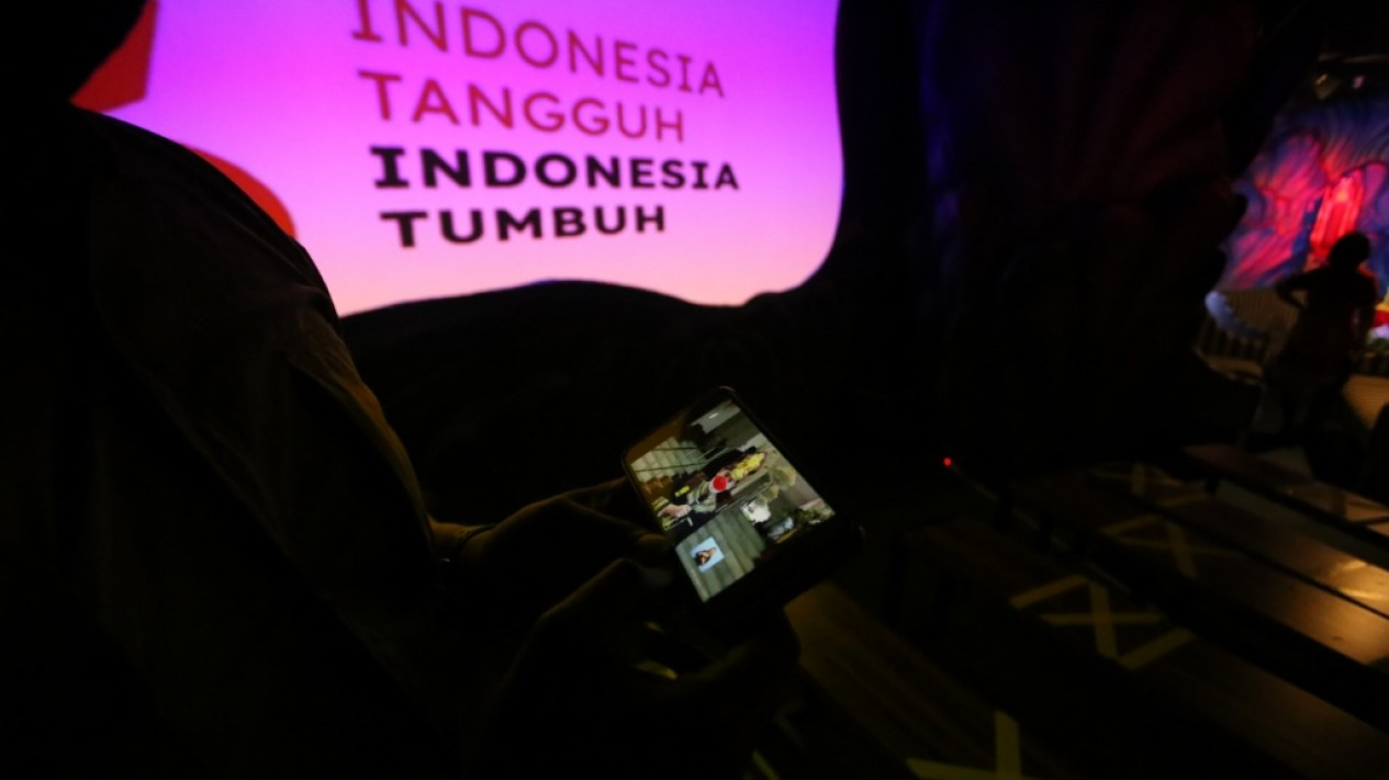 Pandemi, Masyarakat Saksikan Upacara HUT RI Secara Daring