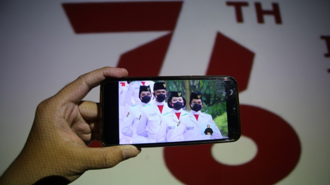 Pandemi, Masyarakat Saksikan Upacara HUT RI Secara Daring