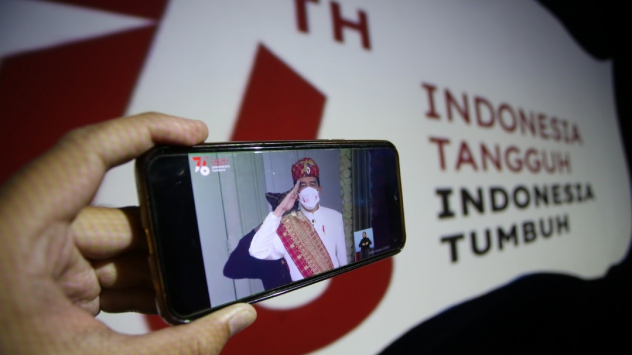 Pandemi, Masyarakat Saksikan Upacara HUT RI Secara Daring
