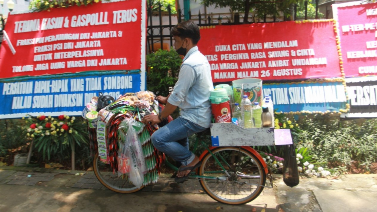 Karangan Bunga Interpelasi Anies Baswedan