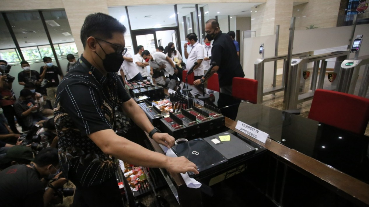 Polisi Pamerkan Tersangka Pinjol Ilegal
