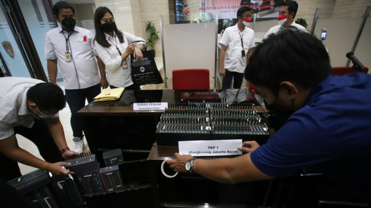 Polisi Pamerkan Tersangka Pinjol Ilegal