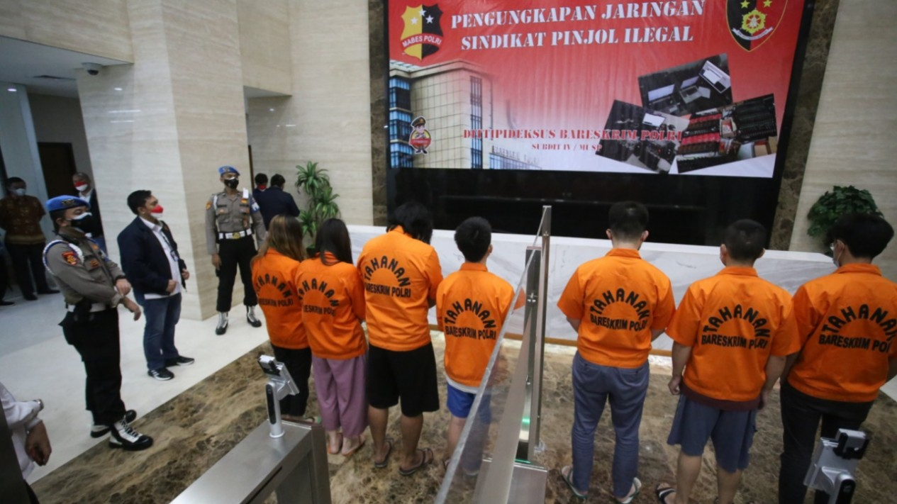 Polisi Pamerkan Tersangka Pinjol Ilegal