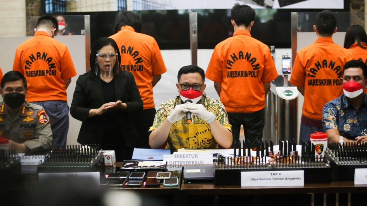 Polisi Pamerkan Tersangka Pinjol Ilegal