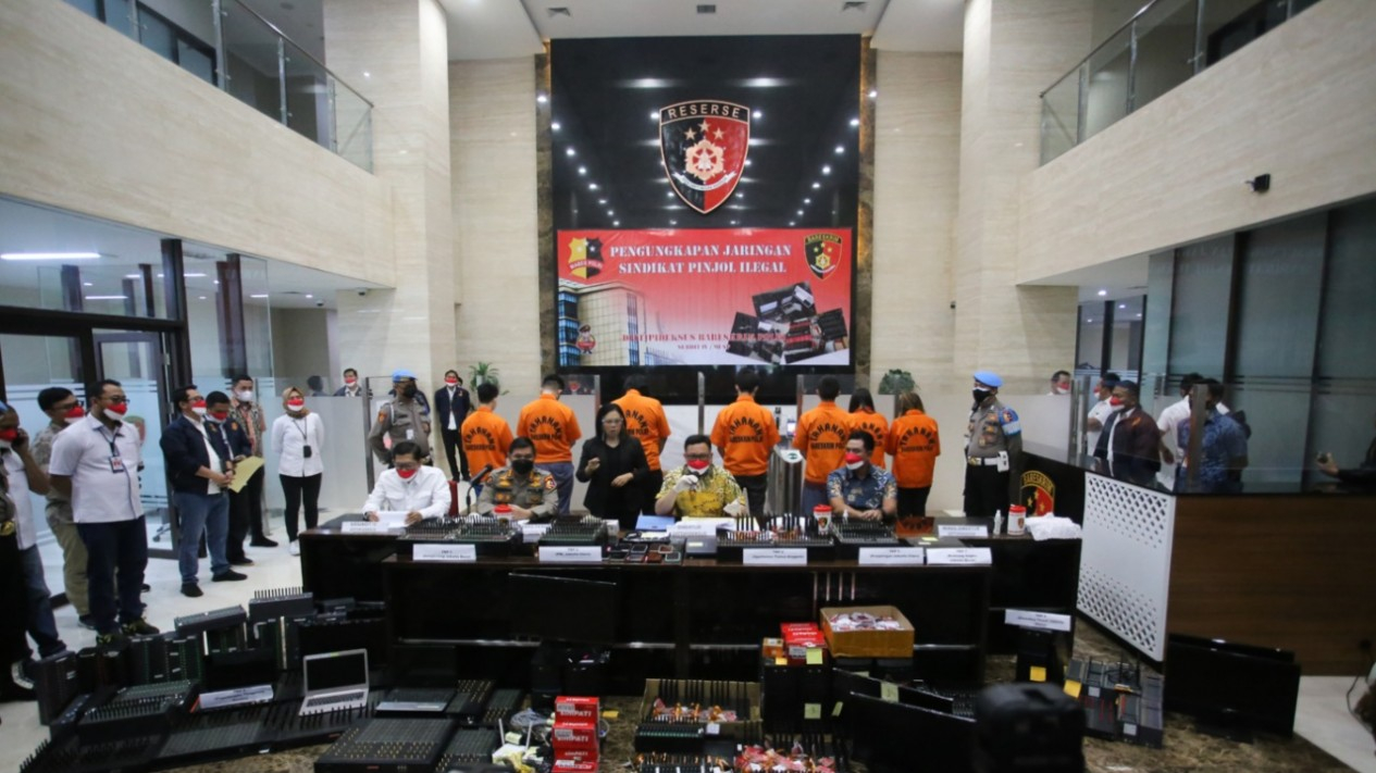 Polisi Pamerkan Tersangka Pinjol Ilegal