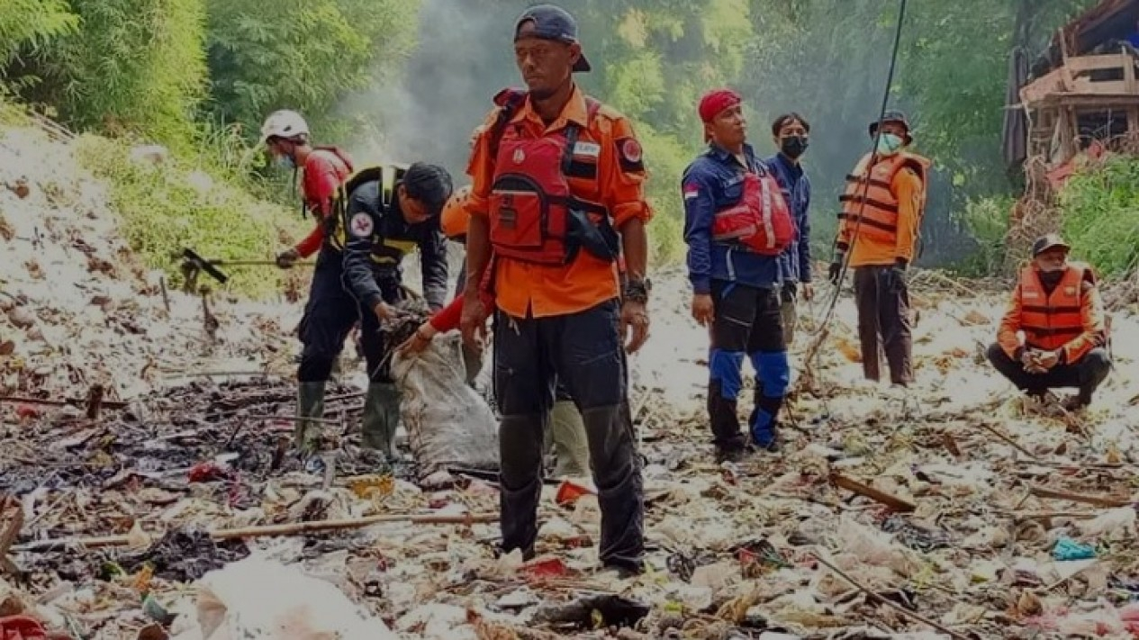 Relawan Bersihkan Kali Jambe yang Dipenuhi Sampah