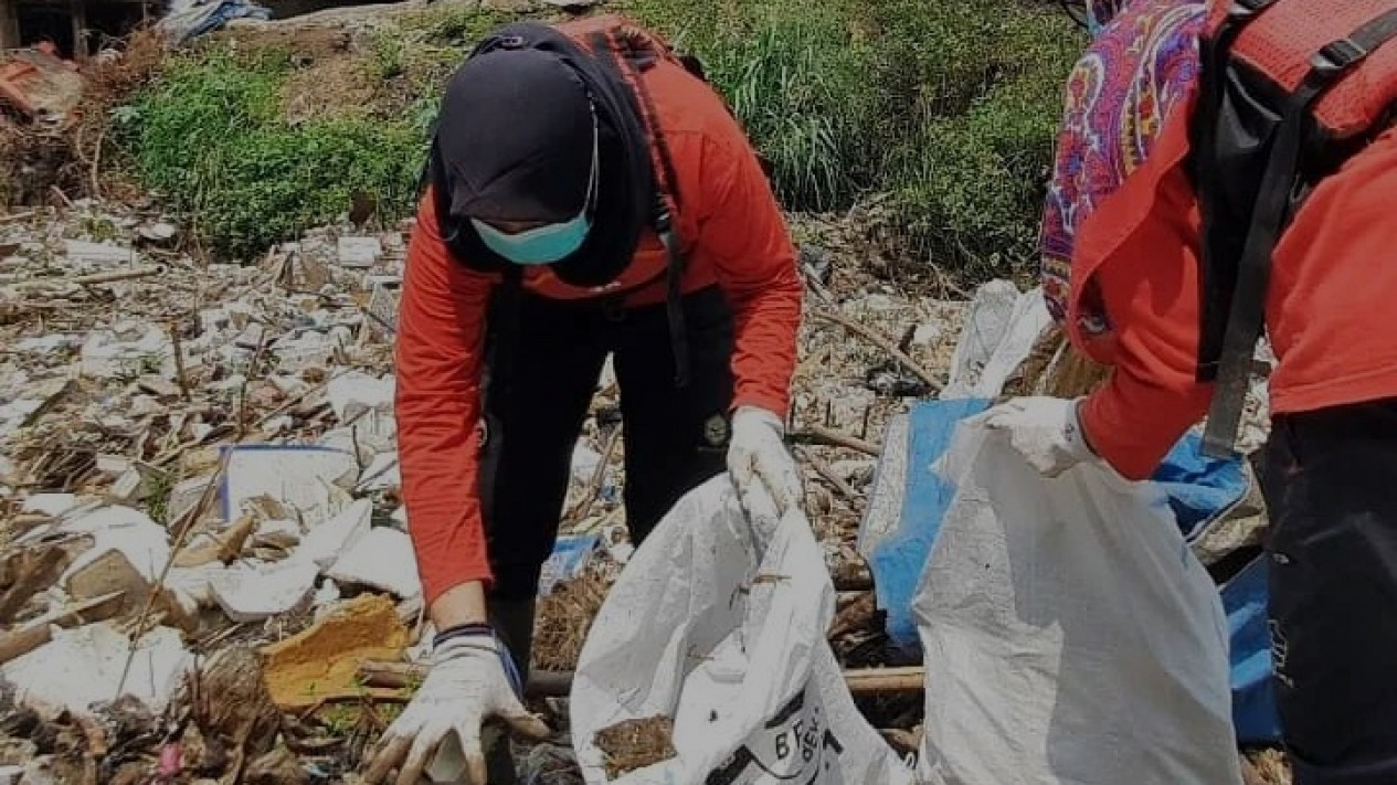 Relawan Bersihkan Kali Jambe yang Dipenuhi Sampah