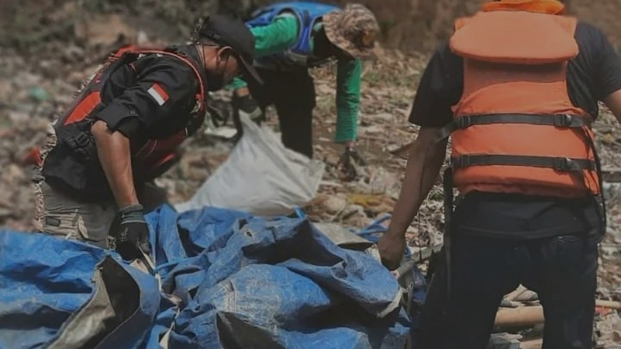 Relawan Bersihkan Kali Jambe yang Dipenuhi Sampah