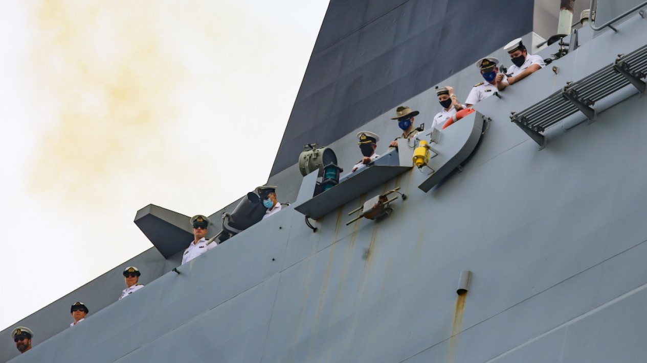 Kapal Induk AL Australia HMAS Canberra Masuk Jakarta