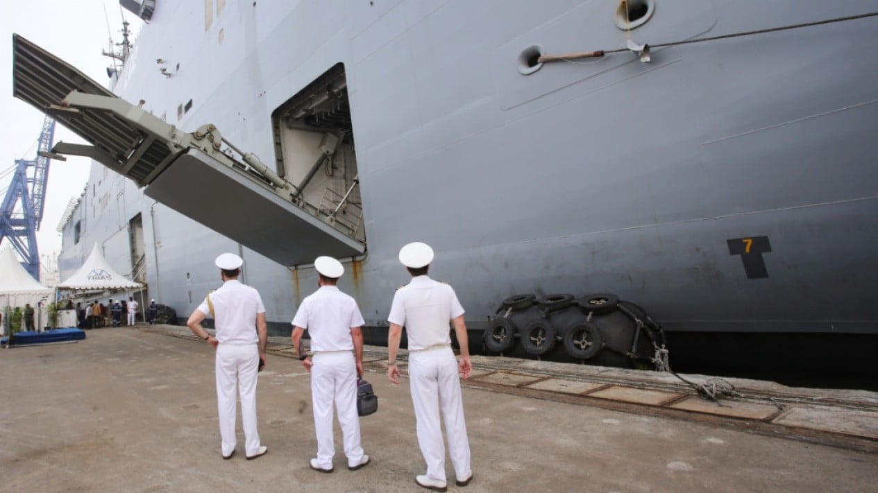 Kapal Induk AL Australia HMAS Canberra Masuk Jakarta