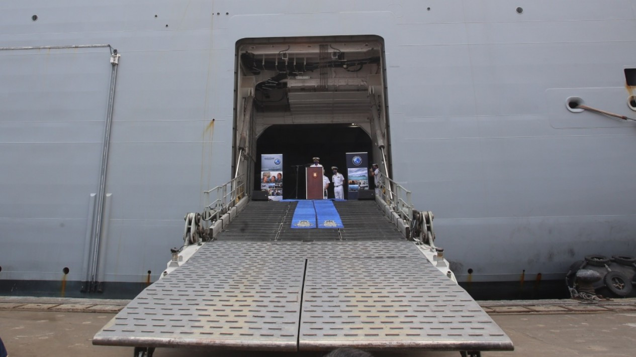 Kapal Induk AL Australia HMAS Canberra Masuk Jakarta